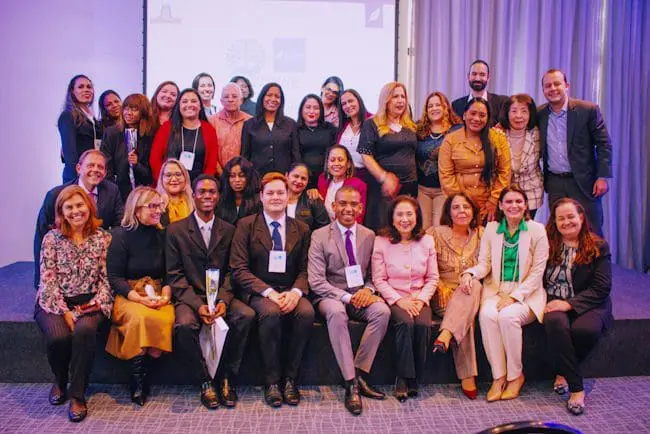 Equipe do hotel reunida