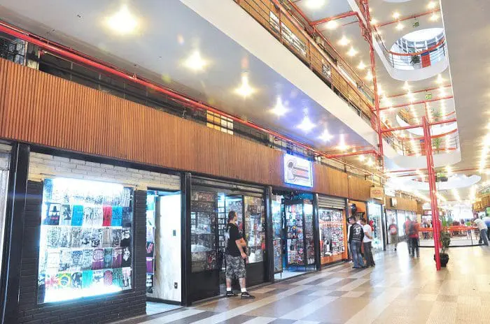 A Galeria do Rock, em São Paulo - SP, é uma boa opção de passeio para os fãs do rock na capital paulista.