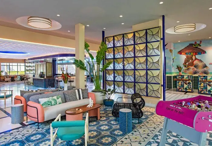 Lobby do hotel Moxy Miami South Beach, em Miami, nos Estados Unidos.