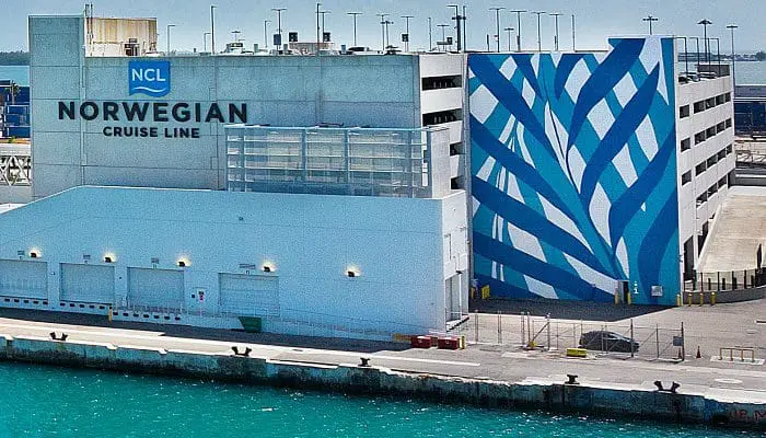 Mural do artista brasileiro Ernesto Kunde no terminal da NCL no Porto de Miami, na Flórida (Foto: NCL)