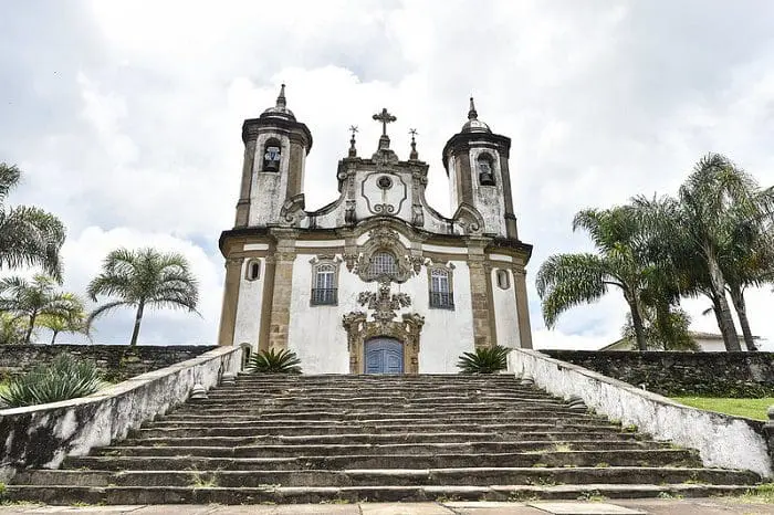 A Igreja Nossa Senhora do Carmo, em Ouro Preto - MG, é uma ótima opção para turismo cultural, religioso e histórico, segmentos fortes na cidade, com várias igrejas para visitação.