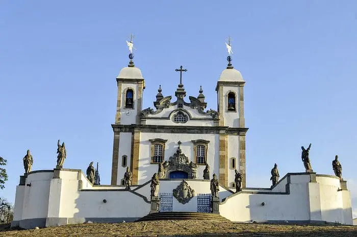 A Basílica Bom Jesus de Matosinhos, em Congonhas (MG), é uma boa opção para turismo religioso e histórico.