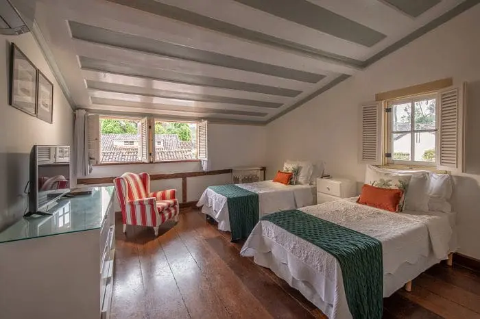 O Sandi Hotel é uma boa opção de hospedagem em Paraty, no Rio de Janeiro. e tem quartos que atendem às famílias.