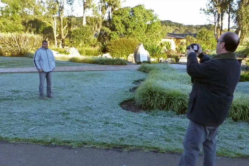 Turistas aproveitam para tirar fotos durante o inverno em Curitiba (foto: Prefeitura de Curitiba)