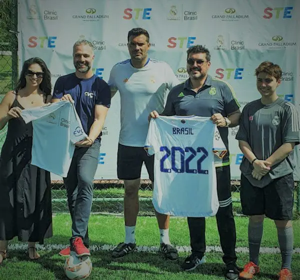 Carollina Abud, gerente Grand Palladium, Fabrício Romero, gerente CVC Corp, Rubén González, técnico Academia Real Madrid, André Falconi, coordenador, e Christopher Falconi, assistente técnico segurando a camisa