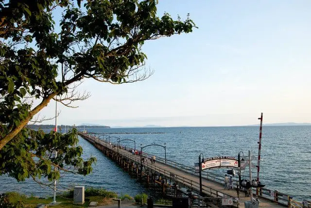 O White Rock Pier, em White Rock, no Canadá, tem apresentações musicais no verão e garante uma bela paisagem durante todo o ano.