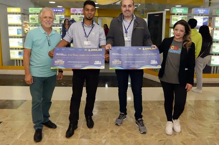 Foto dos agentes de viagem Levi Júnior e Douglas Vieira, em 1º e 2º lugar da campanha "Todos os motivos para amar Porto de Galinhas".