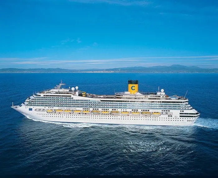 Foto do Navio Costa Fortuna navegando.