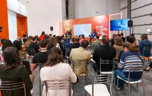 Palestra "Como as tecnologias estão moldando o Hotel do futuro, na Equipotel 2022.