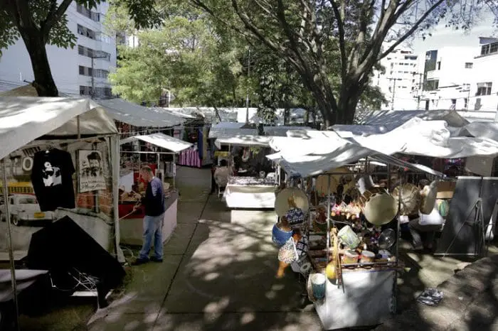 Feira de Artes, Cultura e Lazer da Benedito Calixto é uma das opções para visitar em SP na primavera.