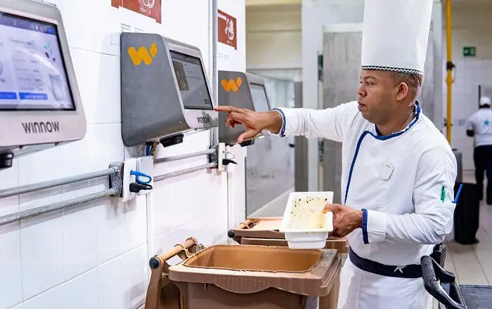 Para trabalhar com a inteligência artificial Winnow, as equipes da cozinha dos hotéis do Grupo Iberostar usam um tablet.