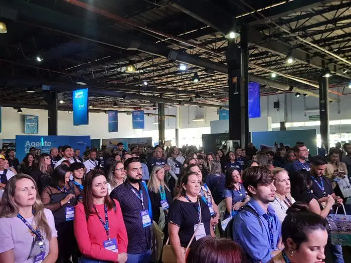 Agentes e operadores na abertura do evento AgenteTáOn, da Azul Viagens.