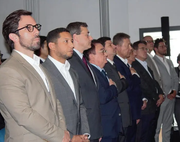 Autoridades e presentes entoam Hino Nacional na Equipotel 2022.