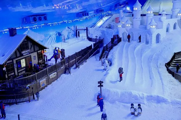 Vista de cima da área para crianças do parque Snowland, em Gramado (RS).