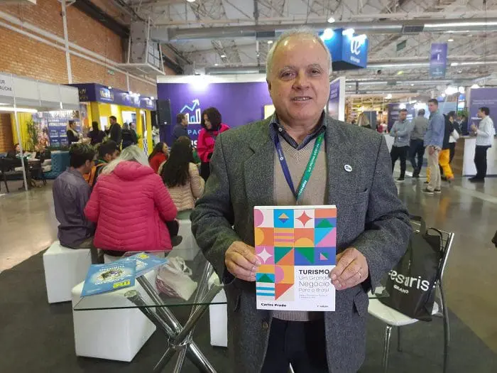 Carlos Prado, fundador e presidente do Grupo Tour House, lançou seu livro "Turismo - um bom negócio para o Brasil", um dos livros lançados no Festuris 2022