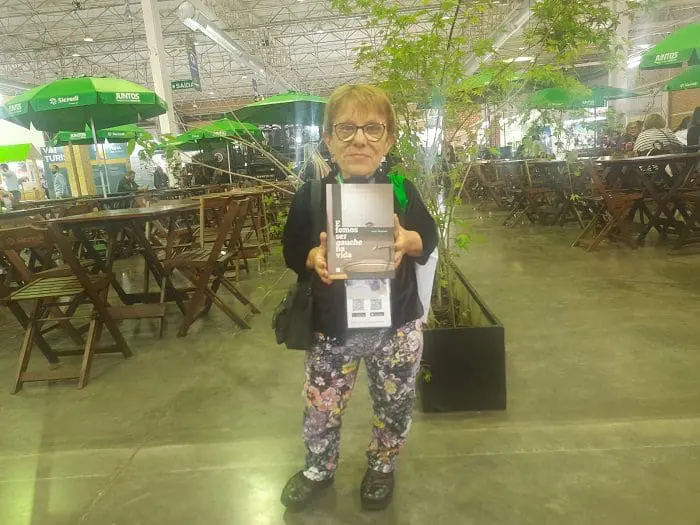A jornalista Lelei Teixeira lançou o livro "E fomos ser gouche na vida", um dos livros lançados no Festuris 2022