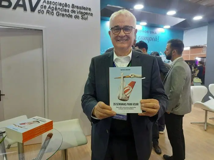 Tarcísio Gargioni, co-fundador da GOL Linhas Aéreas, lançou seu livro "26 horas para voar", um dos livros lançados no Festuris 2022.