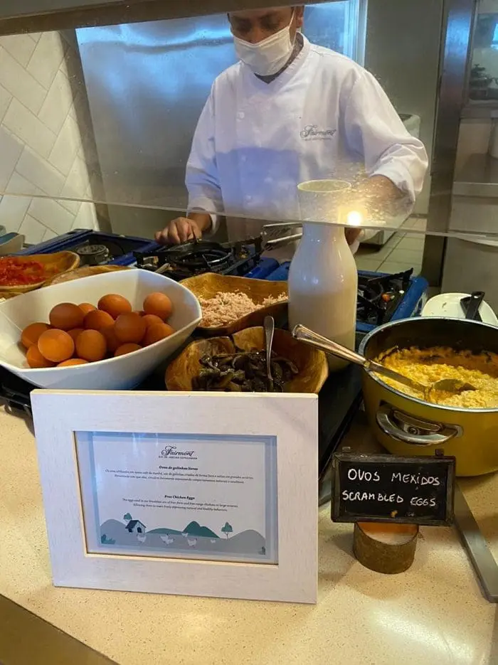Os ovos mexidos do café da manhã do Fairmont Copacabana são da campanha "Free Cage Eggs", ou ovos de galinhas livres.