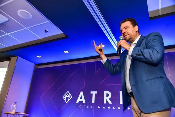 Paulo Mélega, VP de Operações da Atrio, palestra em evento.