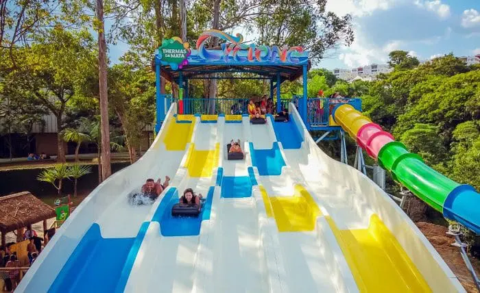 Pessoas descendo nos toboáguas do Thermas da Mata