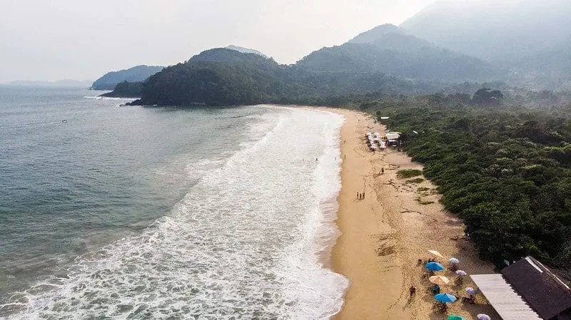 Praia do Prumirim, em Ubatuba. Ubatuba começa a cobrar Taxa de Proteção Ambiental.