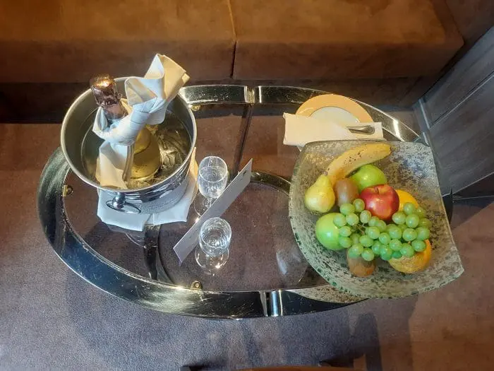 Mesa de boas-vindas na cabine Deluxe no MSC Yatch Club