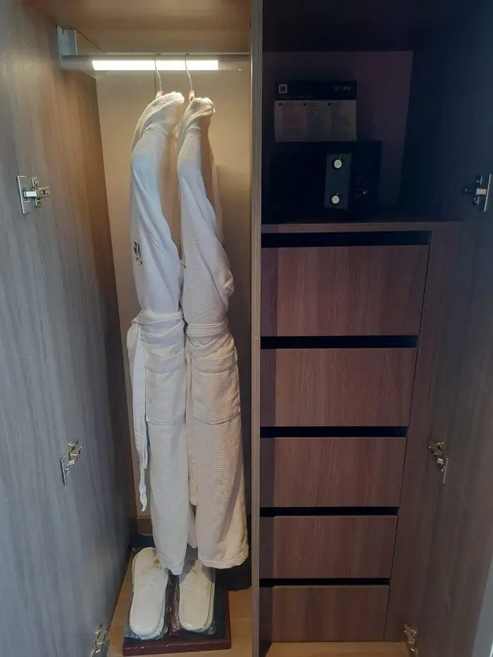2 guarda-roupas espaçosos, um deles com 2 roupões aveludados do Yatch Club e 2 pares de pantufas