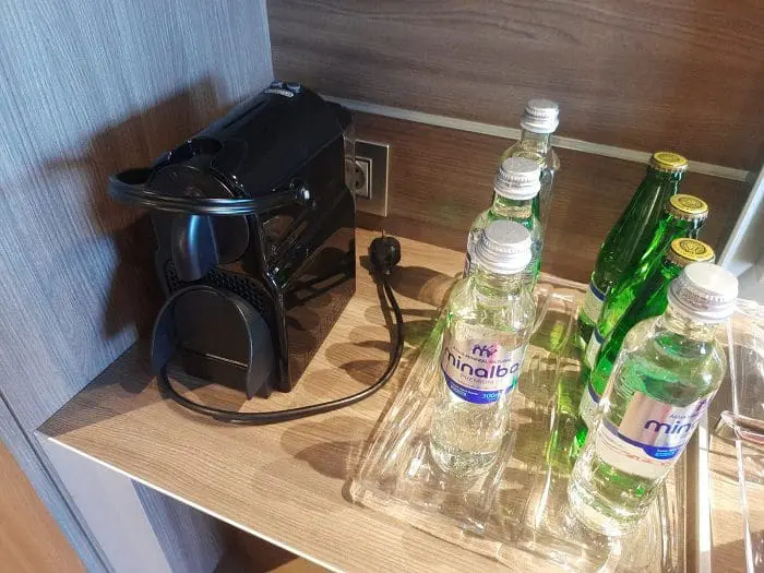 Cafeteira e bebidas refrescantes á disposição na cabine Deluxe do MSC Yatch Club
