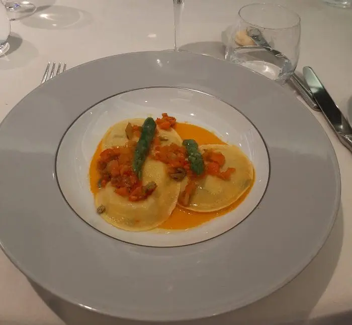 Restaurante exclusivo do MSC Yacht Club: Tortelli recheado com aspargo e queijo mascarpone,Tortelli recheado com aspargo e queijo mascarpone, com emulsão de cenoura e mosaico de legumes