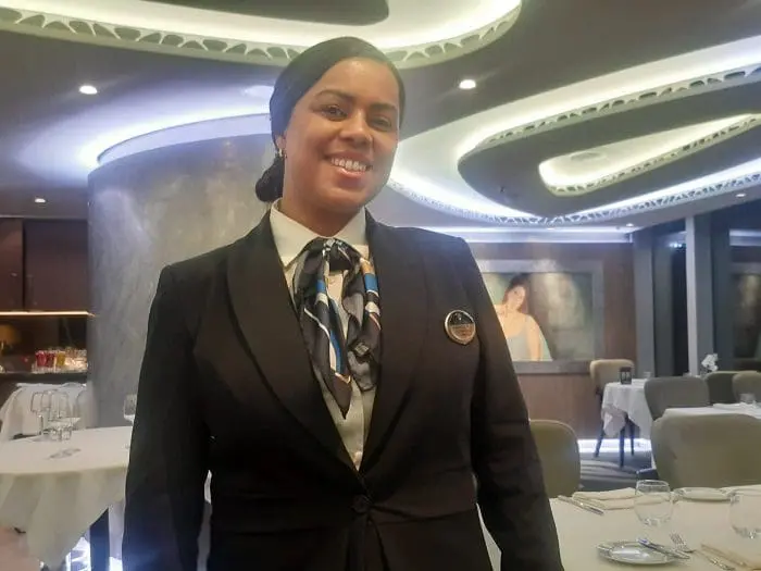 Restaurante e bar exclusivo do MSC Yacht Club: Simone Alves nos recepcionou no restaurante