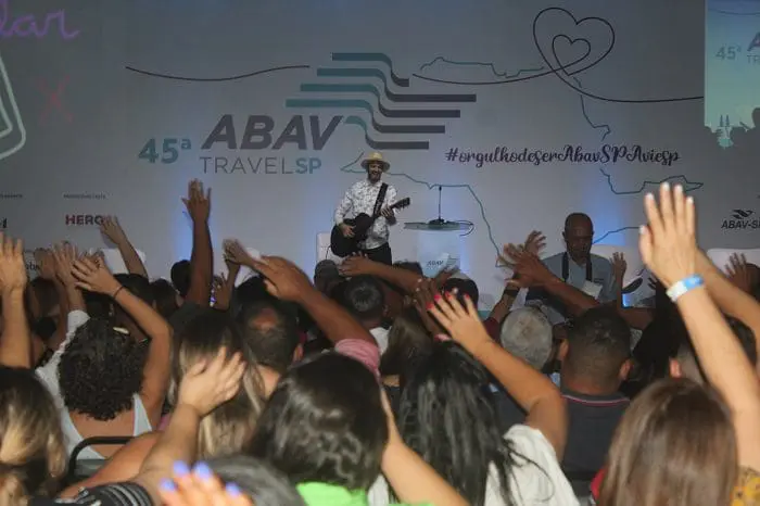Rafinha Bastos canta com os participantes na abertura da 45ª Abav Travel SP - Aviesp (Foto: Caroline Figueiredo - DT)