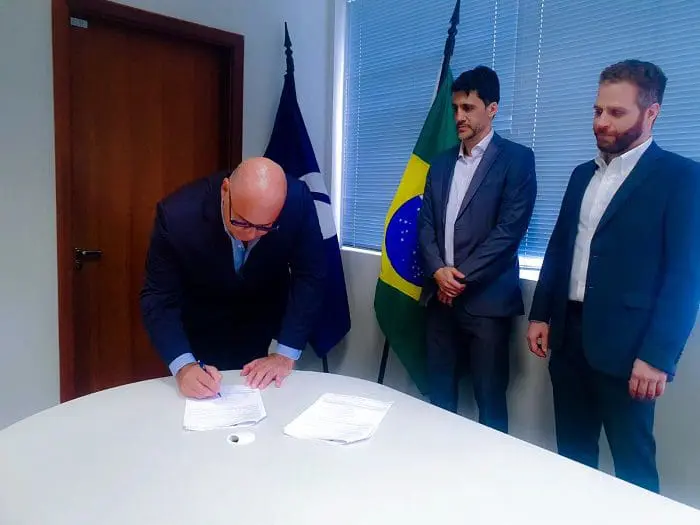 ANAC assina acordo para implementação de pistas com energia sustentável em aeroportos do Amazonas