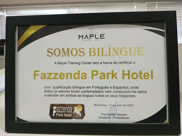 Fazzenda Park Hotel torna-se bilíngue e recebe selo de reconhecimento