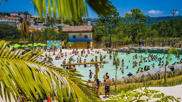 Piscina de ondas do Thermas da Mata faz sucesso entre os visitantes do parque