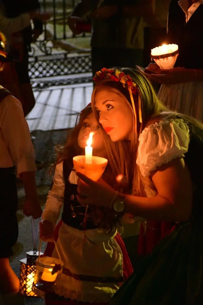 Após o Desfile das Lanternas, há um concurso para escolher a melhor lanterna