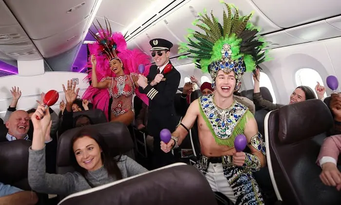 A atriz brasileira Juliana Paes, com os bailarinos britânicos AJ Pritchard e Anton Du Beke