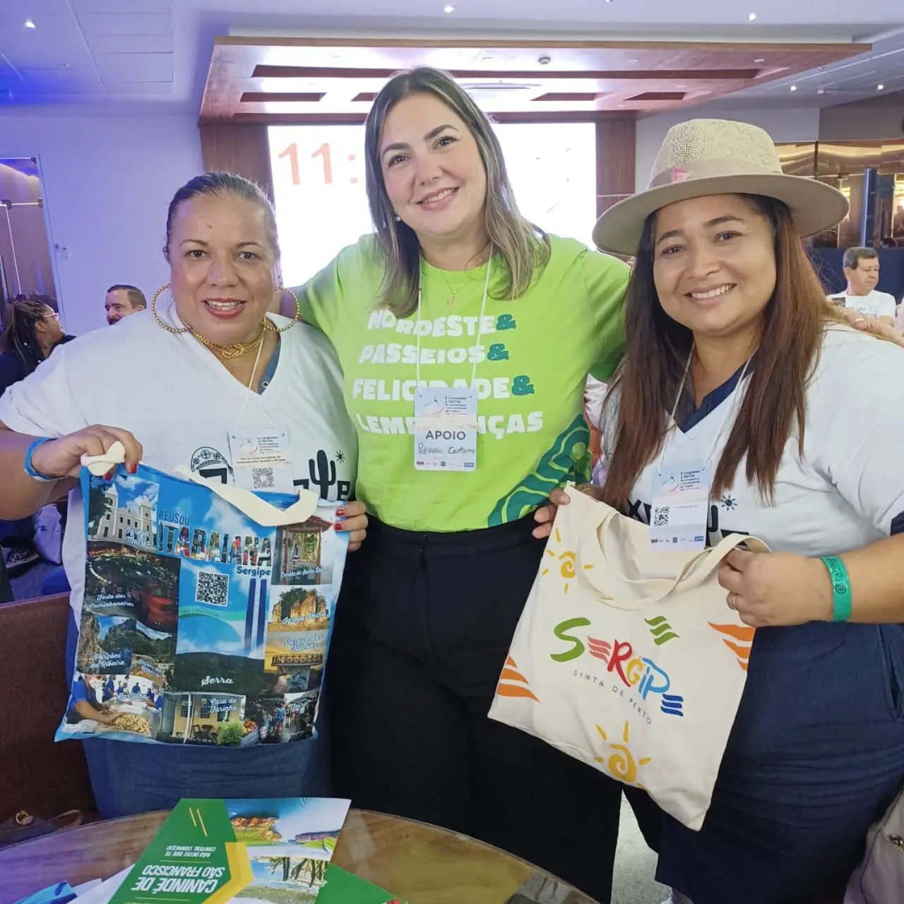 Patrícia Caetano, gerente geral da Luck Receptivo, com jornalistas de Sergipe