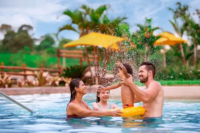 Parque aquático com temática bíblica: Famílias se divertem no Arca Parque, com várias atrações