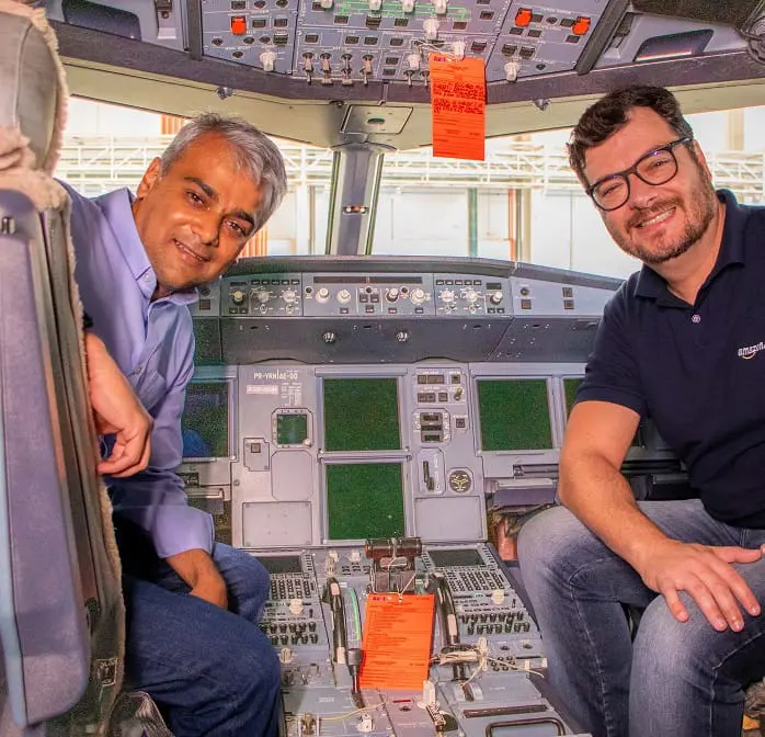Azul adesiva aeronave em ação com a Amazon Brasil: Na foto, da esquerda para a direita: Abhi Shah, presidente da Azul; e Daniel Mazini, presidente da Amazon Brasil