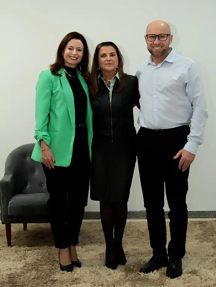 Marta Rossi comove participantes do evento: Marta com prefeito Jadir José Kovaleski e primeira-dama Sandra Kovaleski