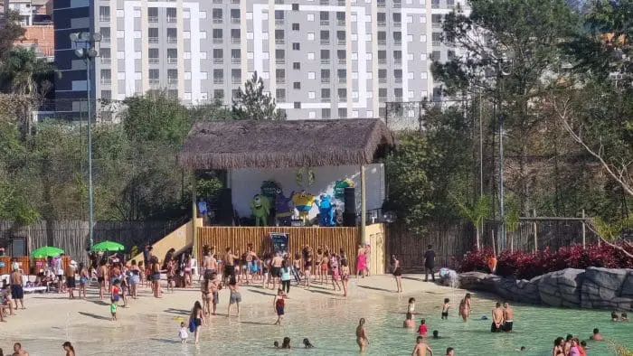 Passeio no Thermas da Mata: os mascotes do Parque colocaram os pequenos para dançarem