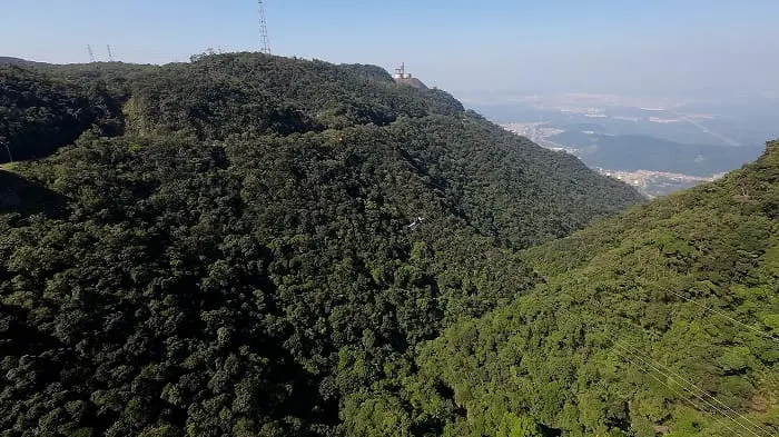 Na Tirolesa Voo da Serra, o visitante se depara com uma paisagem natural espetacular