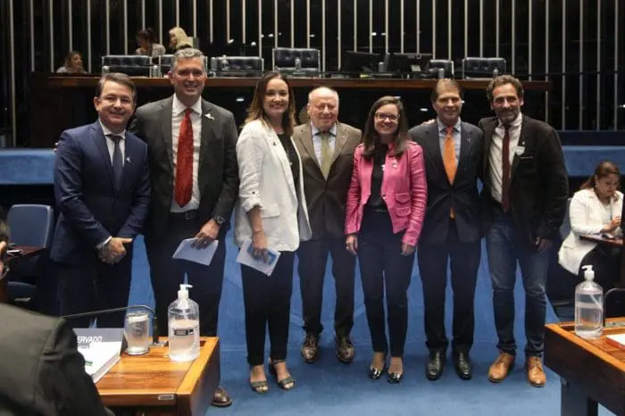 Parques e atrações são homenageados: autoridades do SINDEPAT posam para foto
