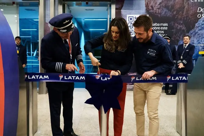 São Paulo-Los Angeles: Camila Belinelli, head de Vendas da LATAM Brasil, e Danillo Barbizan, head de Vendas Brasil da Delta Air Lines, fizeram o corte de fita na cerimônia de inauguração
