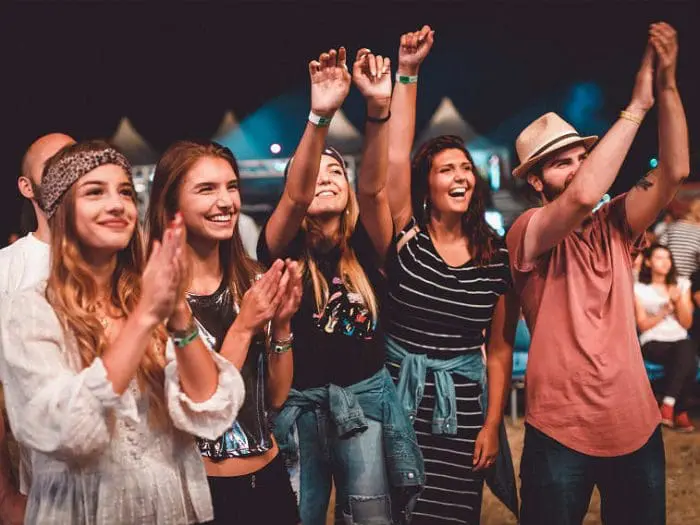 Roupas confortáveis ajudam a aproveitar melhor os shows e atividades (Foto: Reproduç