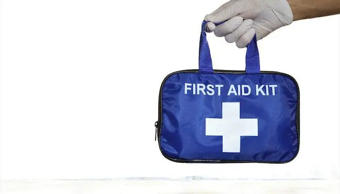 Um kit de primeiros socorros pode ajudar com algum arranhão ou imprevisto