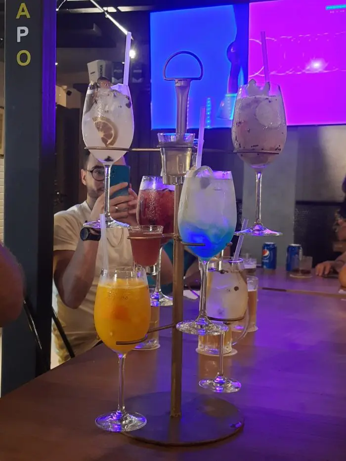 A torre de drinks é uma boa pedida para dividir com amigos ou família