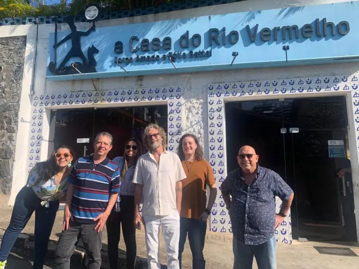 Olá Salvador: Pausa para a foto na entrada da Casa Rio Vermelho