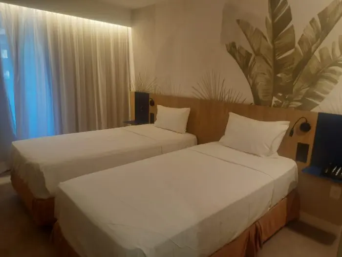 Camas e interior do quarto Novotel Rio Vermelho