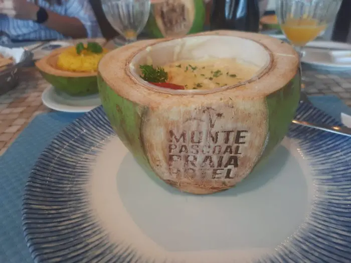 Olá Salvador: Camarões servidos dentro do coco verde!